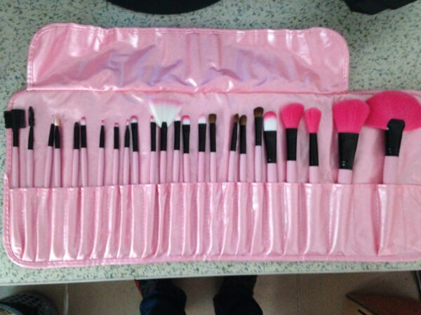 Ensemble de 24 pinceaux de maquillage de qualité supérieure en bois noir et rose - sans logo - Image 2